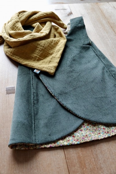 Schürzenkleid Cord, Oliv/Streublumen